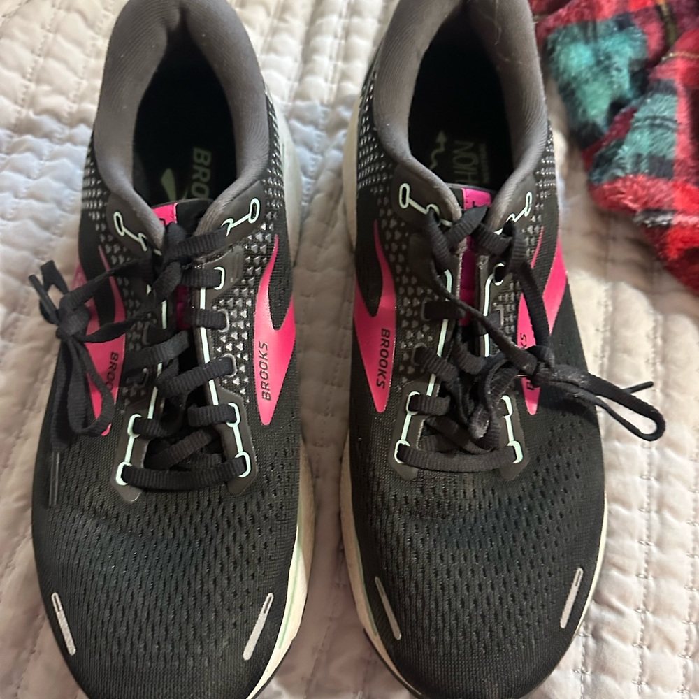 Brooks Women's Black and Pink Athletic Shoes